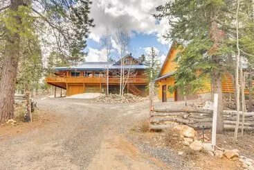 Mökkimajoitus Inviting Utah Cabin W/ Spacious Deck + Fireplace!