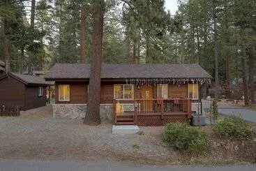 Mökkimajoitus Lake Star By Avantstay Hot Tub, Walk To Beach