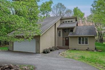 کلبه Mountain Hideout By Avantstay Game Room + Deck