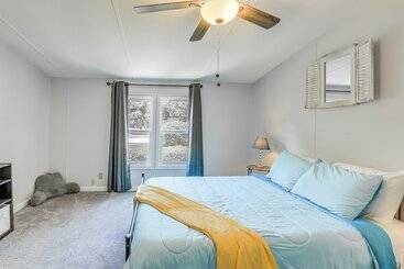 コテージ Riverfront Granbury Home W/ Patios & Boat Dock!