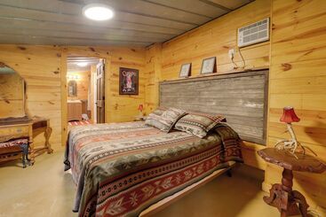 별장 Rural & Horse Friendly Cabin ~ 24 Mi To Bandera!