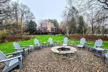 Mökkimajoitus Waterside Haven By Avantstay Lakefront, Hot Tub, Game Room, Fire Pit