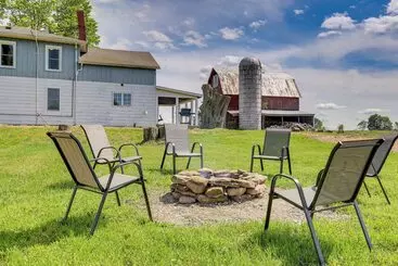 Mökkimajoitus Wellsboro Farmhouse W/ Grill & Fire Pit!