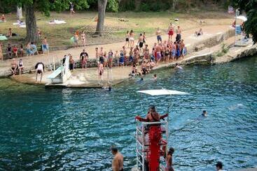 مبيت وإفطار The Rivery Retreat, Choose From Luxury Guesthouse Cabin Or Suite In Lake Austin Hill Country