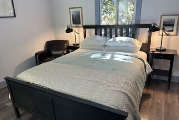 Motelli The Pines Inn And Cottages