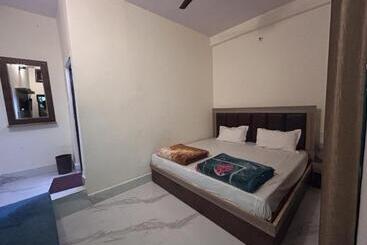 Отель Joshi Tourist Lodge