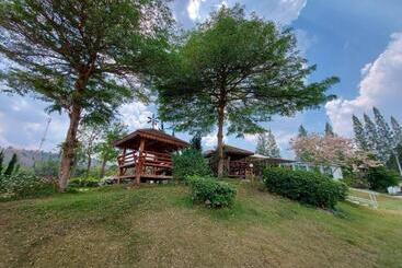 Tanaosri & Creekside Resort