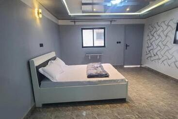 پانسیون Ndouha House