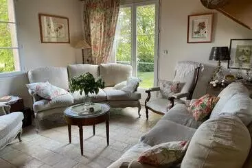 ベッドアンドブレックファースト évasion Naturelle: Chambre D Hôtes Spacieuse Avec Piscine Et Confort à Montreuil Le Henri   Fr 1 410