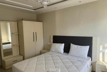 בית מלון כפרי Hibiscus Lakeview Resort Bhimtal