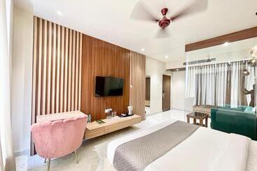 Vedangam Inn ! Varanasi   Forɘigner S Choice ! Fully Air Conditioned Hotel With Parking Availability