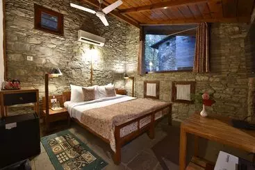 Tiaraa Monolith Lake Resort