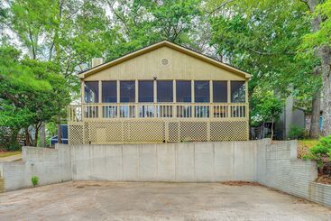 Mökkimajoitus Lovely Waleska Home W/ Screened Deck & Lake Access