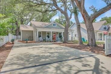 Mökkimajoitus Oak Island Home W/ Screened Porch: Walk To Beach!