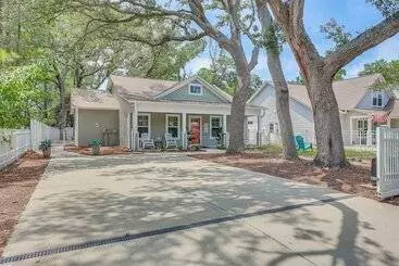 Mökkimajoitus Oak Island Home W/ Screened Porch: Walk To Beach!