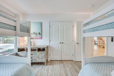 بيت ريفى Oak Island Home W/ Screened Porch: Walk To Beach!