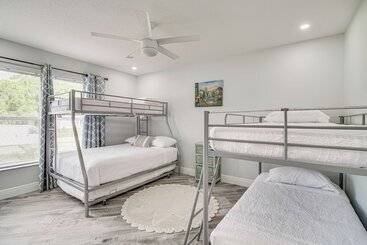 کلبه Palm Bay Home W/ Private Yard Near Beaches!