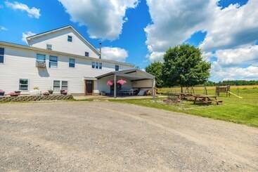 Landhus Rural Middlefield Home On Peaceful Working Farm!