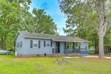 Mökkimajoitus Cozy Mullins Retreat W/ Backyard & Covered Porch!