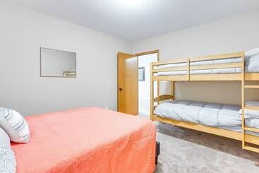 Family Friendly Lakeview Cottage W/ Deck & View