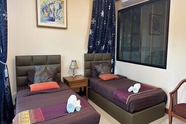 בית מלון כפרי Capital O 75518 Baan Rose Resort Ao Luk