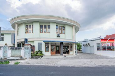 Capital O Hotel Abadi