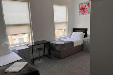 پانسیون Professional Home Stay 4 Double Bedrooms & 4 En Suite Bathrooms