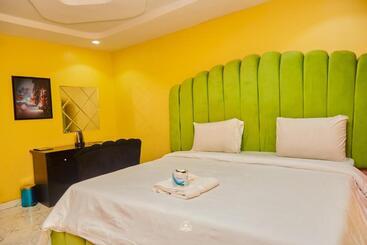 Snowz Hotel And Suites