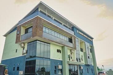 Snowz Hotel And Suites