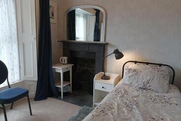 تختخواب و صبحانه Garryhack House