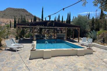 פנסיון Miluna Oasis Suites