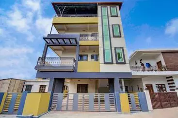 Hotel Oyo Safura Residency