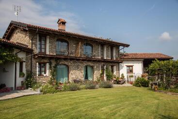 Bed and Breakfast Magiche Langhe