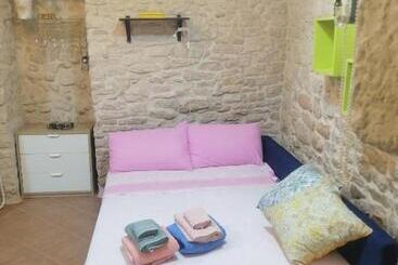 تختخواب و صبحانه Unique White Stone Studio