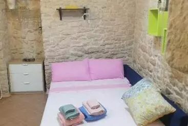 ベッドアンドブレックファースト Unique White Stone Studio