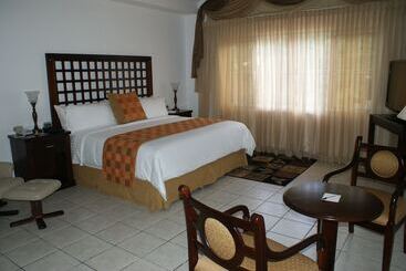 هتل La Casa De Los Arcos