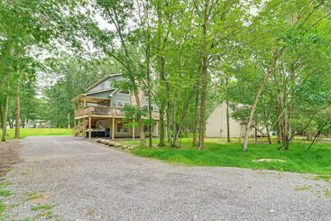 کلبه Lake Access & Hot Tub: Forest View Poconos Cabin