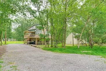 Mökkimajoitus Lake Access & Hot Tub: Forest View Poconos Cabin
