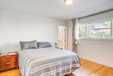 Сельский дом Charming Oakland Home W/ Fireplace & Deck!