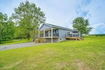 Mökkimajoitus Comfortable Muncy Home W/ Serene Views!