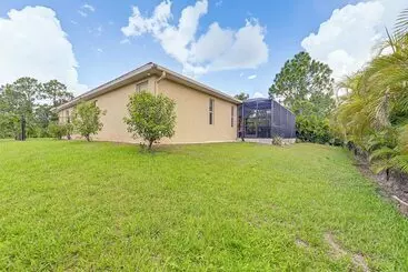 コテージ Golf & Hike: Lehigh Acres Home W/ Pool & Lanai
