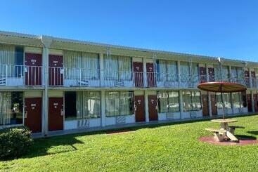 호텔 Hometowne Studios By Red Roof Vero Beach   I 95