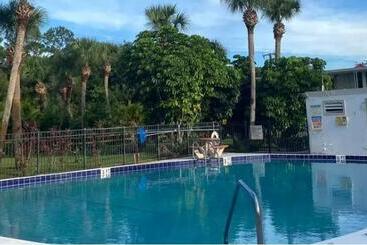 Отель Hometowne Studios By Red Roof Vero Beach   I 95