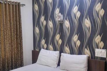 בית מלון כפרי Evershine Residency