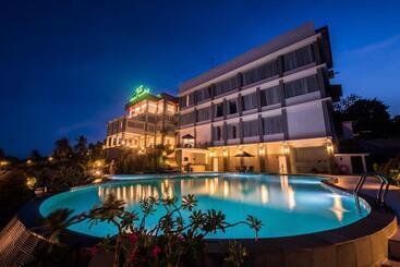 ホテル Santika Luwuk  Sulawesi Tengah