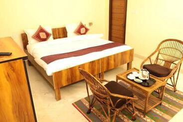 هتل Swastik Ashram