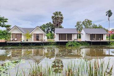 Hotel The Duck Cafe And Resort