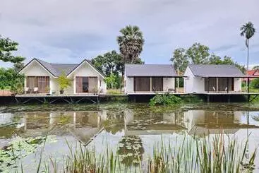 Hotel The Duck Cafe And Resort