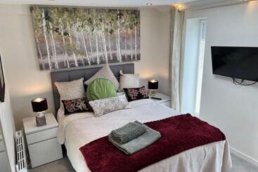 تختخواب و صبحانه Little Gem