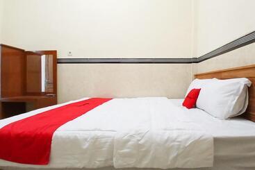 Hotel Reddoorz At Dien Homestay Syariah Alun Alun Pasuruan